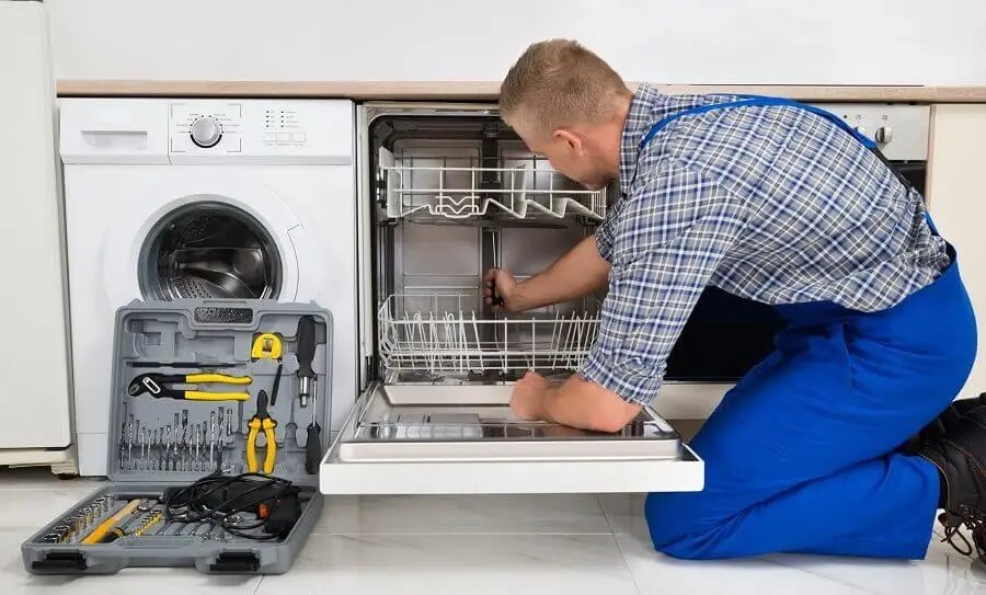 Ataşehir Hotpoint servisi teknisyen ekibi beyaz eşya tamiri yaparken
